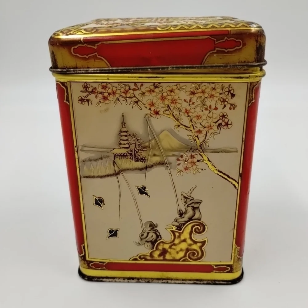 Chinese Oriental  Design Tin Hinged Box Made in Holland Lithograph Vintage